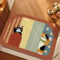 Vista di dettaglio del tappetino con gatti carini nell'ingresso, mostrando la trama antiscivolo. - Velluto e Ricerca Nascosta
