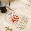 Close-up detail of the absorbent anti-slip bathroom mat featuring cute cat and apple embroidery. - 60*90cm / Cat Fruit Roll