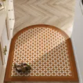 Modern minimalist entryway floor mat, waterproof anti-slip leather foyer rug, brown arch design. - 80x100cm / Ge Wu Zhi Zhi-Curved