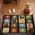 Simpatico zerbino con gatto e fiori, tappeto antiscivolo in pvc riccio per ingresso e corridoio. - Gatto Incontra Fiori