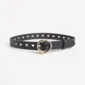 Cintura in ecopelle nera con fibbia dorata a cuore e dettagli con intagli a forma di cuore. - Nero