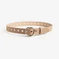 Vista dettagliata della cintura in pelle sintetica beige con motivo a cuori e fibbia dorata. - Kaki