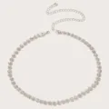 Detailansicht der glitzernden Strass-Taillenkette, elegantes silbernes Kristall-Design für Kleider. - Große Strass Taillenkette / Silber
