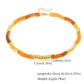 Collana chic in resina d'ambra Maillard e tubi metallici, elegante accessorio di moda. - Collana Motivo Ambra (NC-3283G) / 1 Pezzo/Confezione