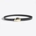 Cinturón fino de cuero negro minimalista para mujer elegante con hebilla de concha dorada. - Negro