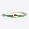Vista detallada del cinturon verde de mujer con hebilla de concha dorada elegante. - Verde