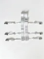Detailansicht weißer elastischer Hemdhalter mit Metallklammern und verstellbaren Gurten. - Geteilter Typ (Paar) / L / Weiß