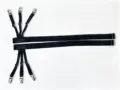 Detailansicht schwarzer elastischer Hemdhalter mit Metallklammern und verstellbaren Riemen. - Zusammengeführter Typ (Paar) / L / Schwarz