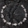 Nahaufnahme Detail der silbernen Muschel und Stern Kette mit Perlen fuer den Strand urlaub. - Seestern Muschel Bauchkette / Silber