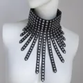 Zwarte PU lederen choker halsband met stoere punk metalen klinknagels, franje design. - Zwart