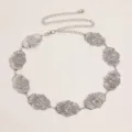 Detailansicht der Vintage Western Stil Metall Taillenkette mit Blumenornamenten Damen. - Stil A1 / Silber