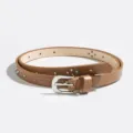 Nahaufnahme einer braunen Damen-Kunstlederarmband mit stilvollen Nieten und Metallschließe. - Braun