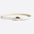 Cinturon fino blanco minimalista para mujer con una hebilla de metal dorada de concha. - Beige