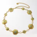 Detailansicht der goldenen Boho Taille Kette mit Blumen und türkisen Steinen Details. - Gold