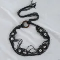 Böhmischer handgemachter schwarzer Wachskordelgürtel mit Muscheln und runder Holzschließe. - Schwarz