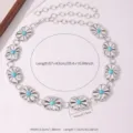 Chaîne de taille en métal turquoise sculpté bohème, ceinture fleurie argentée vue détaillée. - Chaîne de Taille Turquoise Fleur 3D