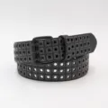 Punk Stil Damen Ledergürtel mit quadratischen Metallösen und Dornschnalle Details. - Gunmetal Drei-Reihen Quadratische Öse