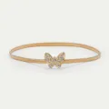 Nahaufnahme des eleganten Strass-Schmetterlingsverschlusses am goldenen Metall-Federgürtel. - Schmetterling Federkette