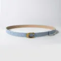 Vue détaillée de la ceinture en cuir PU bleu clair dotée d'une boucle métallique dorée en C. - Bleu