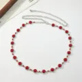 Elegante silberne Strass-Taillenkette für Damen mit funkelnden roten Kristallen im Detailansicht. - Roter Strassgürtel A