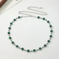 Elegante silberfarbene Taillenkette aus Metall mit funkelnden grünen Strasssteinen - Grüner Strassgürtel A