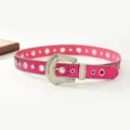 Detailaufnahme eines glitzernden pinken Strass-Gürtels im Western-Stil mit Metallschließe. - Fuchsia