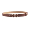 Gedetailleerd overzicht van de bruine PU-lederen riem met chique dubbele gouden ringgesp. - Donkerbruin