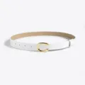 Gedetailleerde weergave van een chique witte dames kunstlederen riem met gouden C-gesp. - C-Gesp Wit