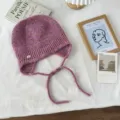 Koreanischer bunter Strickbeanie Hut mit Ohrenklappen und Bändern, warmer Herbst Winter. - Einheitsgröße / Rosa-Lila
