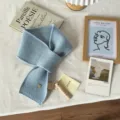 Hellblaue Strickwoll-Kurzschal Nahaufnahme, gemütlicher Winter-Halswärmer Detailansicht. - 67*11cm / Himmelblau