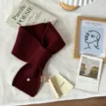 Nahaufnahme des bordeauxroten 100% Wolle Kreuzstrickschals mit hochwertiger Textur. - 67*11cm / Dunkelrot
