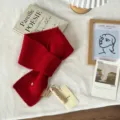 Roter Woll-Kreuzstrickschal Detail mit weicher Textur, Markenschild und hochwertigem Material. - 67*11cm / Rot