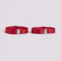 Roter elastischer Beinring Stiefelstrumpfhalter Detailansicht mit Stoff und Metallverschlüssen. - Einheitsgröße / Rot