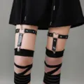 Gotischer Punk Herz Bein Strumpfband Detailansicht mit verstellbarem Lederriemen und Metallring. - S / Schwarz Und Silber