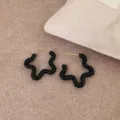 Pendientes de tuerca estrella irregular de ratán tejido negro estilo vacaciones chic - Estilo de Estrella (PUW11) / 3cm / Negro