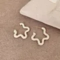 Pendientes de estrella tejidos en beige, textura ratán elegante variante estilo resort - Estilo de Estrella (PUW10) / 3cm / Beige