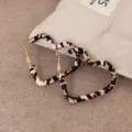 Pendientes de aro de corazón tejidos de leopardo, elegante variante de joyería de ratán. - Estilo de Corazón (PUW12) / 5cm / Estampado de Leopardo Beige