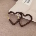 Pendientes de aro de corazones trenzados marrones retro, joyería de moda cool exagerada. - Estilo de Corazón (PUW15)