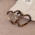 Pendientes de aro con corazón trenzado en ratán marrón, joya retro de vacaciones. - Estilo de Corazón (PUW14)
