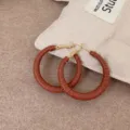 Grandes pendientes de aro envueltos en cuero marrón vintage, joyas de textura retro. - Estilo de Círculo (PUW06)