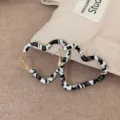 Retro pendientes de corazón tejidos en blanco y negro, grandes pendientes de estilo cool. - Estilo de Corazón (PUW13)