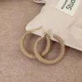 Pendientes de aro tejidos de cuero beige retro, joyería vintage elegante para mujeres. - Estilo de Círculo (PUW03)
