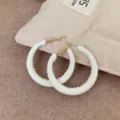 Pendientes de aro tejidos blancos, grandes pendientes estilo vacacional con detalles dorados. - Estilo de Círculo (PUW05)