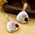 Magnifiques boucles d'oreilles pendantes à motif floral multicolore et strass central. - Style Goutte Florale Blanche (JMX-ER9882)