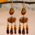 Vue détaillée des boucles d'oreilles à pampilles en résine ambrée au dégradé marron unique. - Style Marbré Ambre Irrégulier (JMX-ER9896) / Ambre