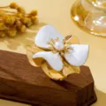 Vue détaillée d'une bague florale statement avec pétales émaillés blancs et perle. - Style Fleur Blanche (JMX-JZ9874)