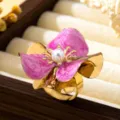 Bague fleur en métal 3D exagéré avec de charmants pétales émaillés roses et perle centrale. - Style Fleur Rose (JMX-JZ9874)