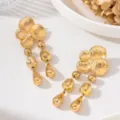 Exquises boucles d'oreilles pendantes à disque martelé doré et pampilles, design élégant. - Style de Disque Martelé Multicouche Doré (JMX-ER9829-A)