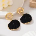 Boucles d'oreilles en émail noir et or avec motif spiralé martelé pour femmes élégantes. - Style de Pétale Martelé en Spirale (JMX-ER9837) / Noir