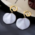 Boucles d'oreilles spirale dorée et pétale blanc, texture chic et design floral élégant. - Style de Pétale Martelé en Spirale (JMX-ER9867) / Blanc